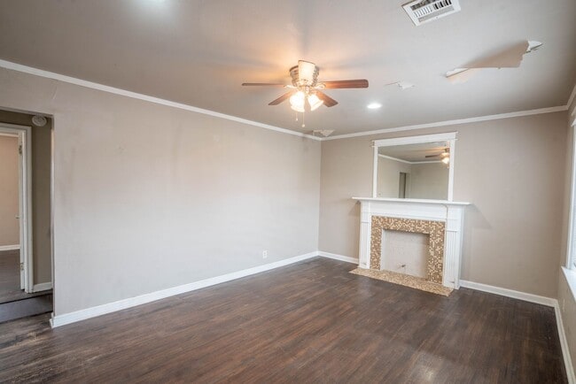 Building Photo - Coming Soon! 2 bed/1 bath!