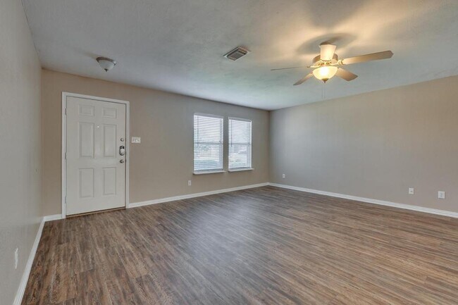 Building Photo - 5536 Camarillo Dr