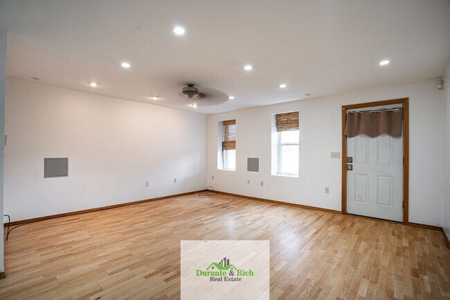 Building Photo - Beautiful 3 Bedroom 2 Bath Single Family H...
