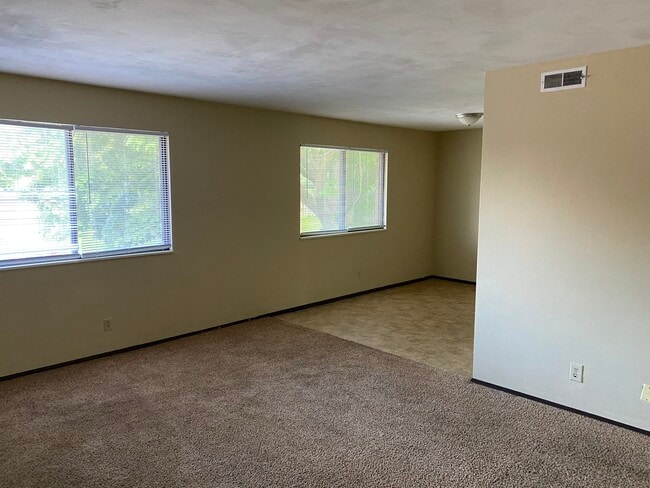 Building Photo - 2622 Eastview Dr