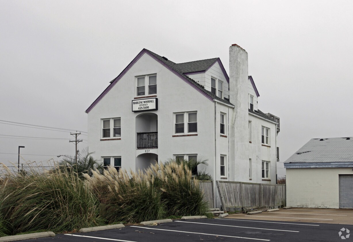 Building Photo - 207 12th St