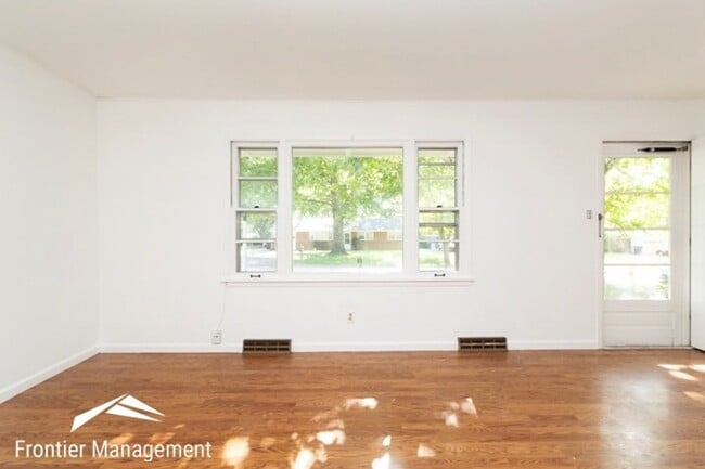 Building Photo - 1733 Vaughn Dr