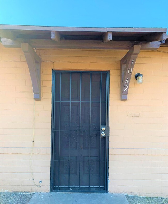 Building Photo - Cute 2BR 1BA Phoenix Unit AVAILABLE NOW!