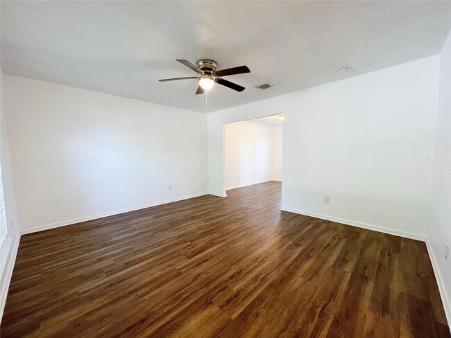 Building Photo - 616 Valley Spring Dr