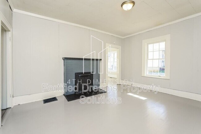 Building Photo - 1735 Longview Dr