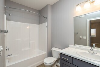 2BR, 2BA - 935SF - Secondary Bathroom - Jefferson Heights Apartments, LLC