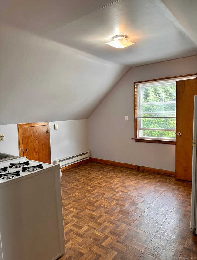 Building Photo - 122 Hansen Ave