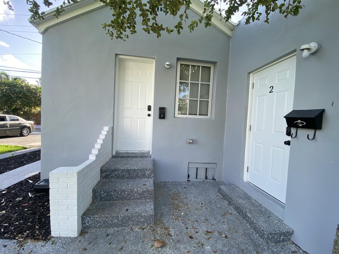 Primary Photo - 10 N Palmway
