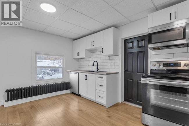 Building Photo - 255 Raglan St