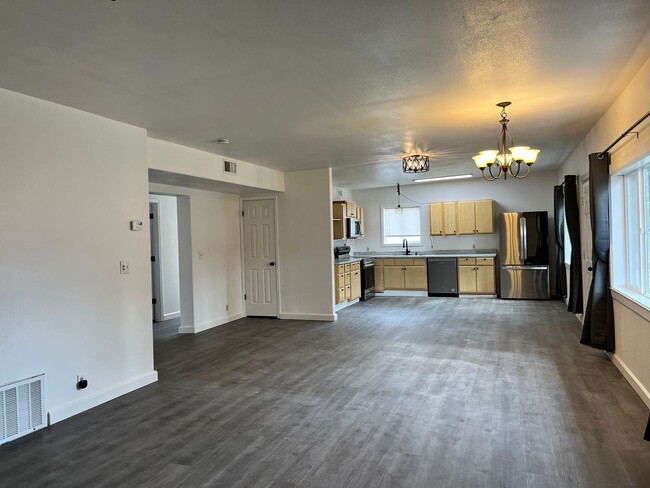 Building Photo - 2 bedroom plus 1 non-conforming bedroom, 1...