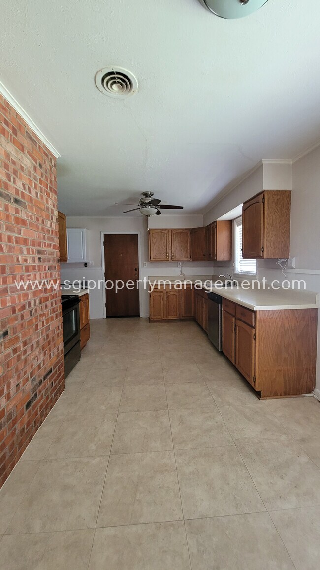 Foto del edificio - Huge corner lot in Westcliff
