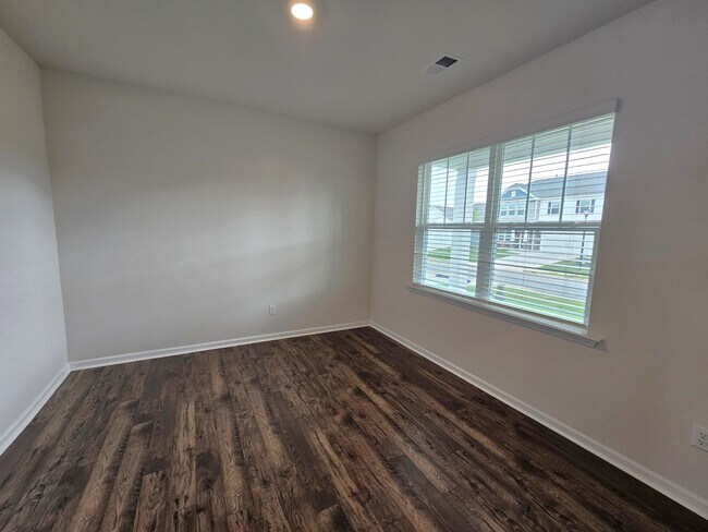 Building Photo - 942 Pineland Dr