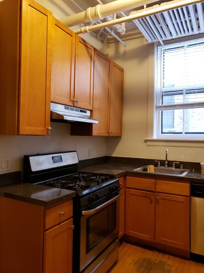 Building Photo - Historic Edgewater One Bed/One Bath Garden...