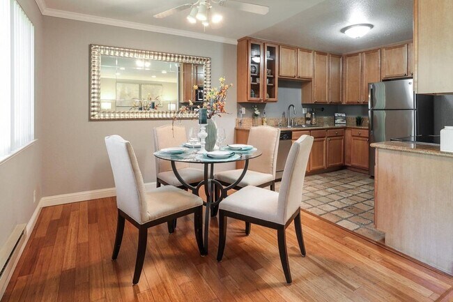 Foto del edificio - Large Condo with A/C, Balcony, 1 Car Garag...
