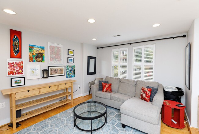 Foto del edificio - Bright One Bed Trinidad Rental Condo: Mode...