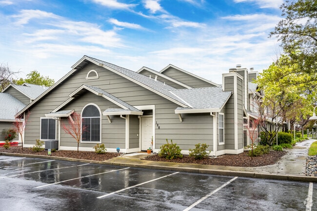 Alternate Building View - Lakeside Townhomes