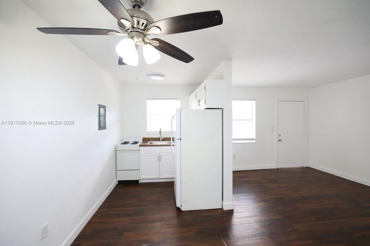 Foto principal - 7200 W 11th Ct