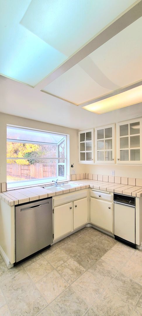 Building Photo - GORGEOUS 4BD/2.5BTH W/ POOL!