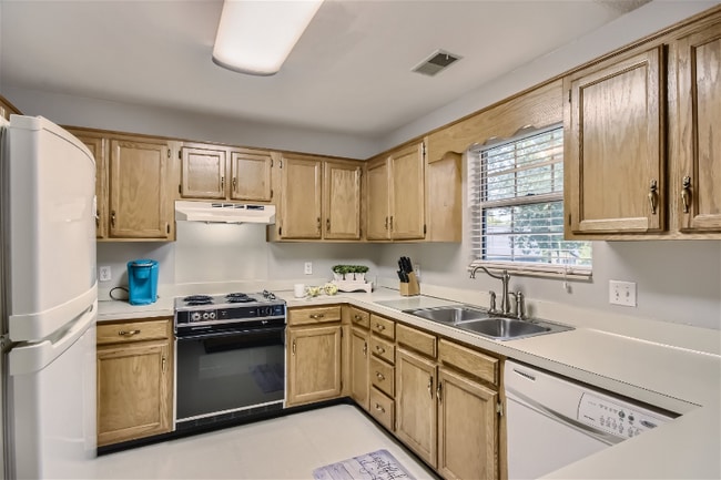 Building Photo - 117 Southampton Ct