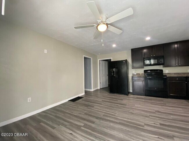 Foto del edificio - 215 N Oleander Ave