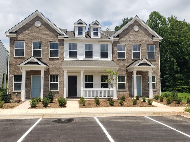 Foto del edificio - NEW 2 Bedroom Townhome in Lowell (Minutes ...