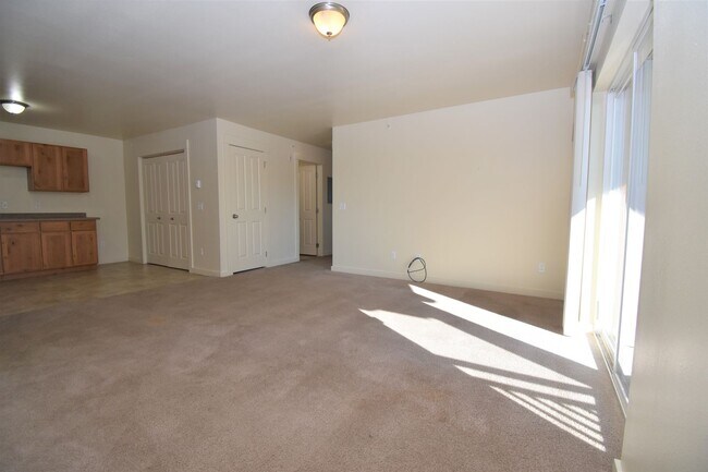 Building Photo - Beautiful 2BR/1Bath Unit.  Centrally Located.  Washer/Dryer in unit!