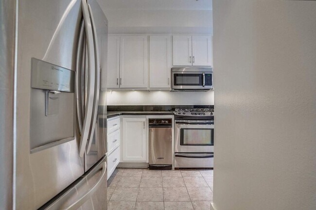 Foto del edificio - 852 N Poinsettia Pl