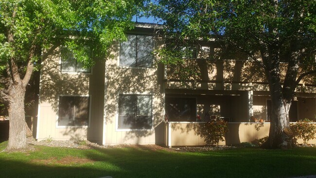 Foto del edificio - NEWLY REMODELED CONDO - 1 BED/1 BATH UPSTA...