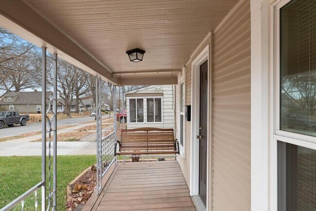 Foto del edificio - Charming 3-Bedroom Waldo Home with Porch Swing & Hardwood Floors