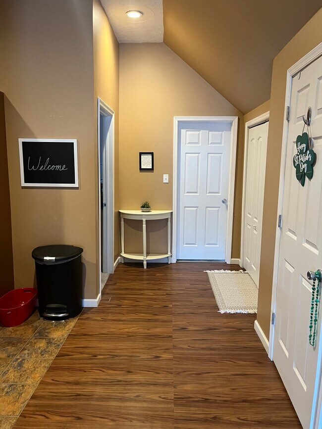 402 Mortimer St Unit 3rd Floor, Dunmore, PA 18512 Apartments in