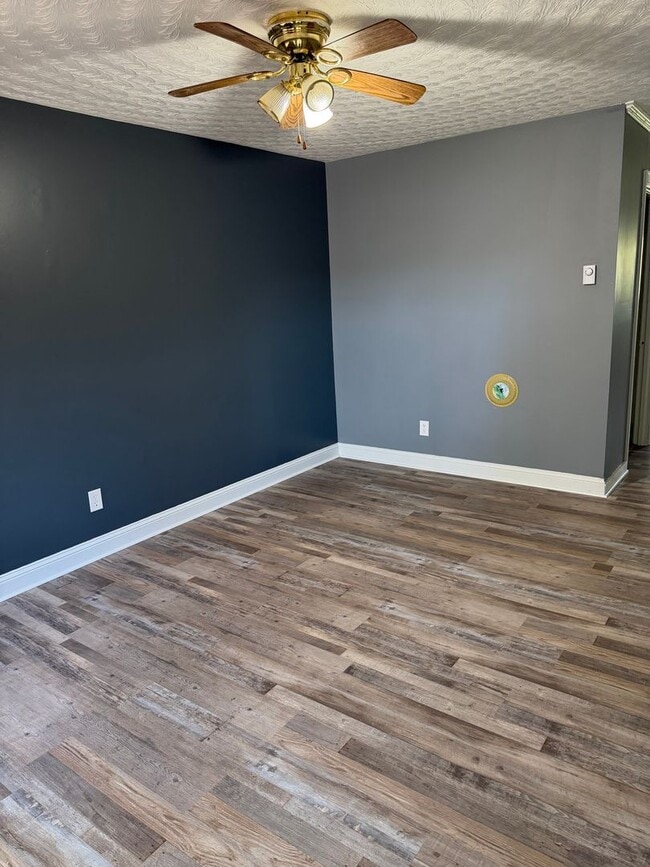 Building Photo - 915 S Kates Ln