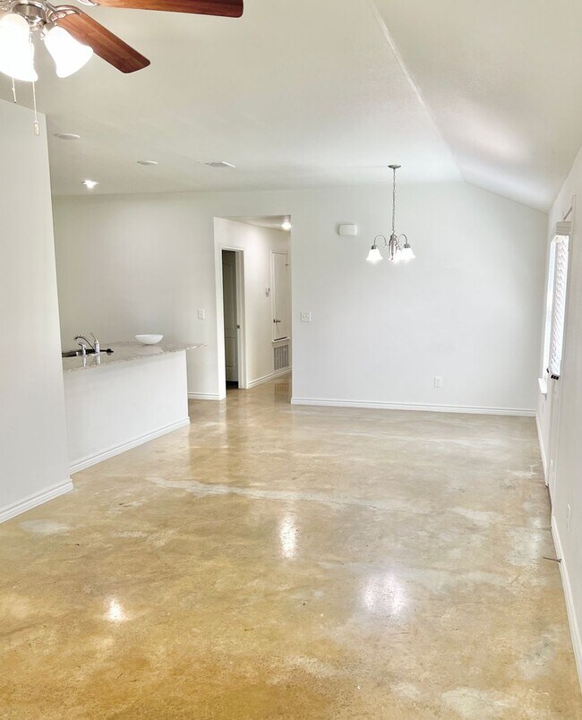 Foto del edificio - AVAILABLE JUNE ; APPLY TODAY ON OUR WEBSITE!!