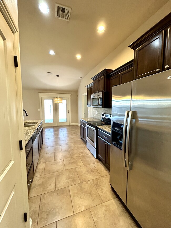 Building Photo - 2407 SW Edinburough Dr