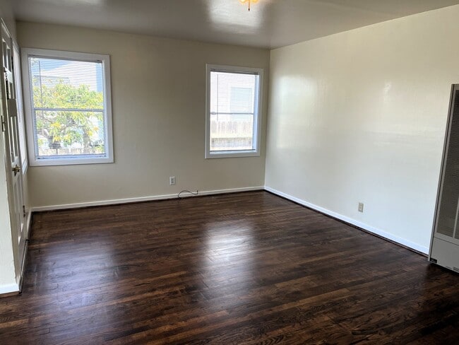 Building Photo - Pet-friendly home with hardwood floors and...