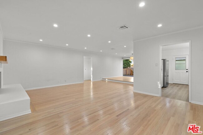 Foto del edificio - 3760 Beethoven St