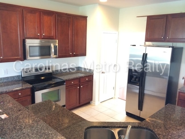 Building Photo - 3351 Streamside Dr