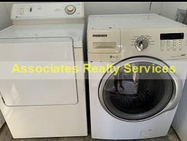 Foto del edificio - 2 Bed/2.5 bath End Unit Town home!  LOOK !!!