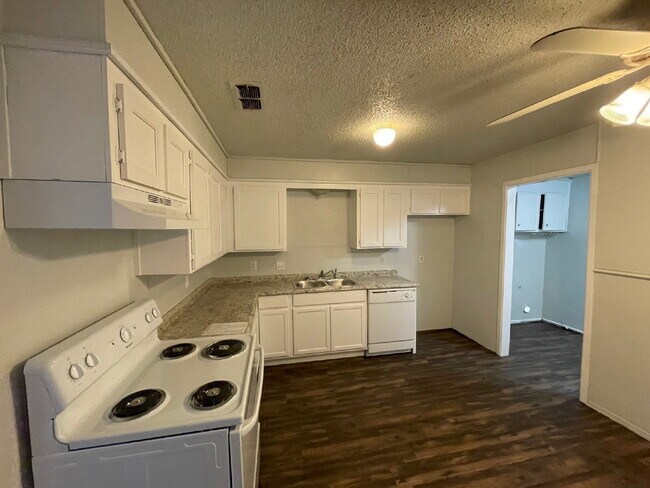 Foto del edificio - Updated South Lubbock Duplex — Spacious 2BD/1.5BA with Private Yard & Modern Finishes