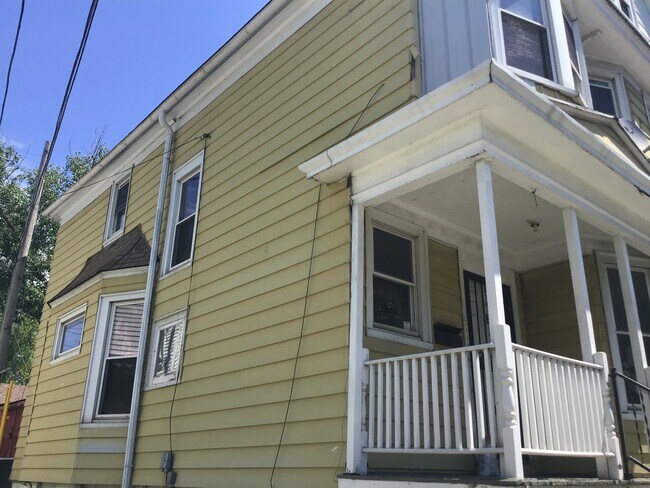 Foto del edificio - 4 bedroom 2 bathroom single family home