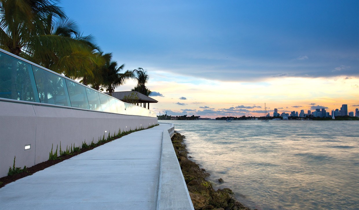 Flamingo South Beach North And Towers Apartments Miami Take A Stroll Along The Baywalk On Biscayne Bay Flamingo South Beach North And