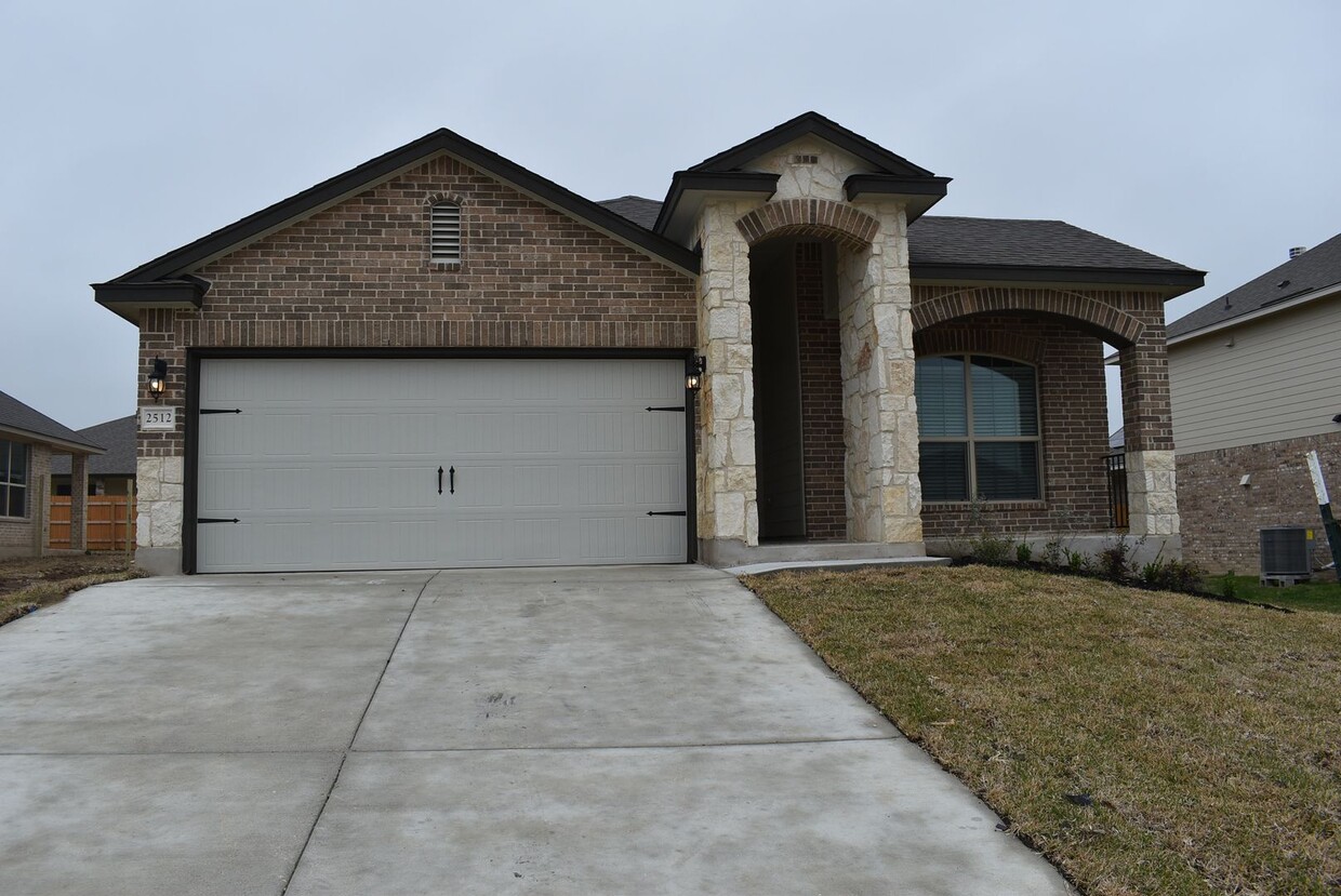 Foto principal - Beautiful Home in the Cedarbrook Ridge sub...