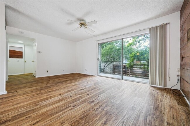 Building Photo - 1304 Mariposa Dr