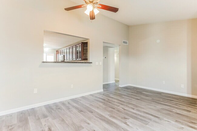 Building Photo - 2203 E Dragoon Ave