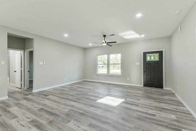 Building Photo - 106 County Rd 3704