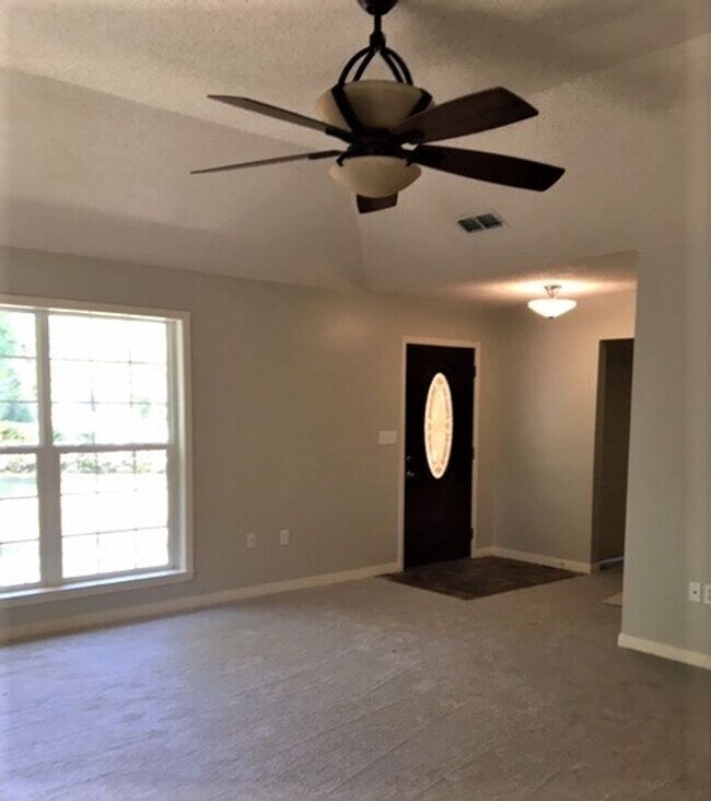 Building Photo - 3 Bedroom 2 Bath
