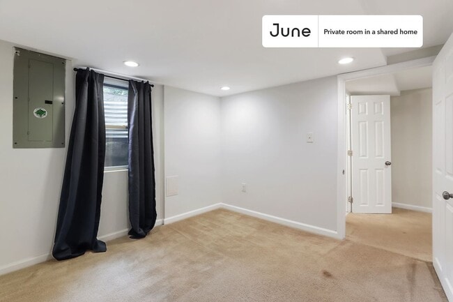 Building Photo - Room in Shared 5 bed/2 bath home
