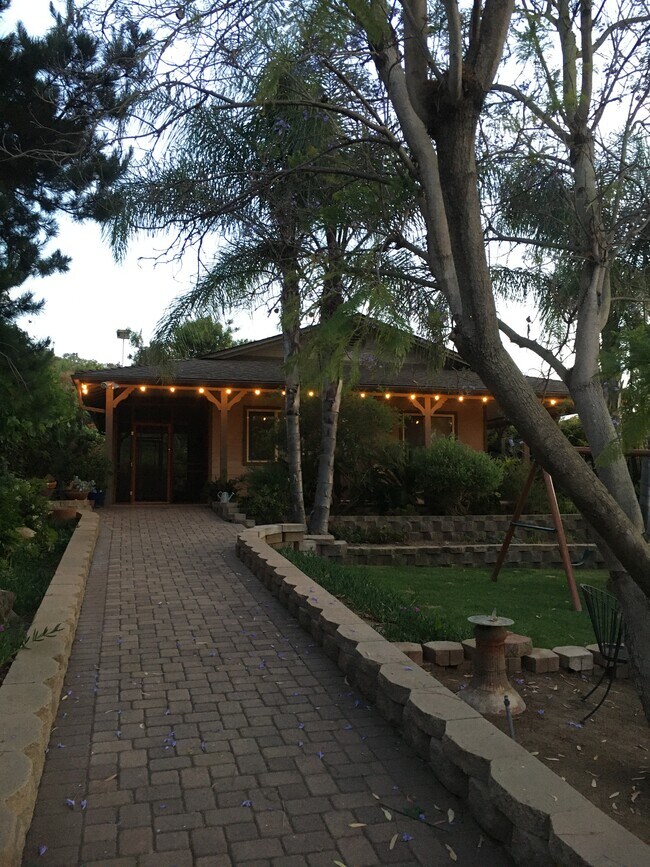 Foto del edificio - 12743 Larchmont St