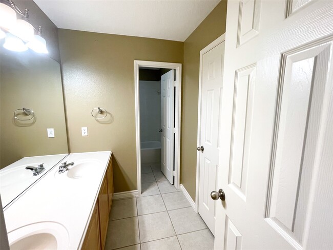 Building Photo - 4914 Surrey Park Cir