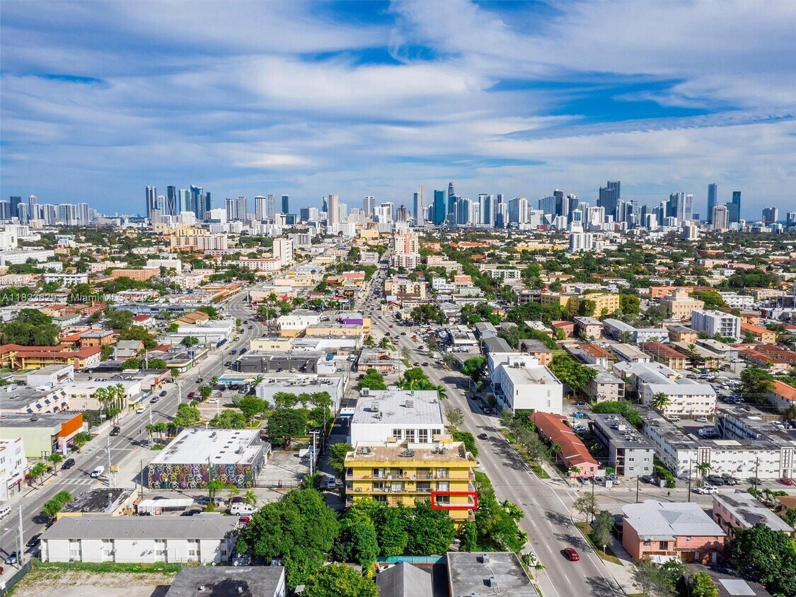 Foto principal - 1855 SW 1st St