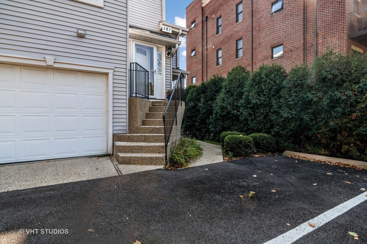 Primary Photo - 161 S Evergreen Ave